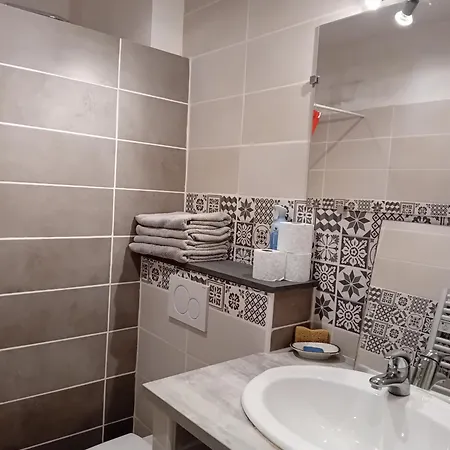 La Petite Maison D'en Face-1 Chambre Holiday home Allibaudieres